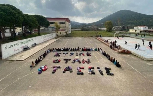 «Πάρε όταν φτάσεις»: Τα μηνύματα των μαθητών για την τραγωδία στα Τέμπη (φωτ.)