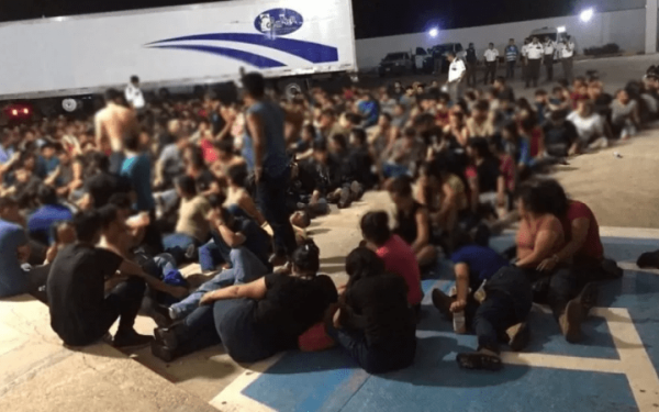 Δράμα στο Μεξικό: Βρέθηκαν πάνω από 100 παιδιά σε παρατημένη νταλίκα (βίντεο)