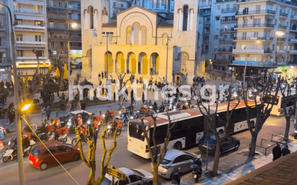 Θεσσαλονίκη: Μοτοπορεία διανομέων για την τραγωδία στα Τέμπη (βίντεο)