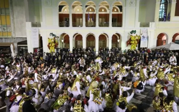 Χαμός στο Καρναβάλι της Πάτρας - Δείτε σε βίντεο ζωντανά τη «νυχτερινή ποδαράτη»