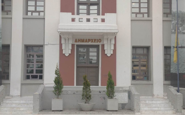 Δήμος Καλαμαριάς: Μεσίστιες σημαίες για την τραγωδία στα Τέμπη 