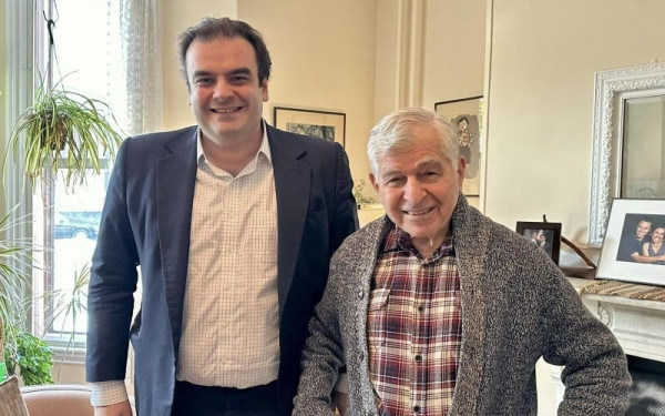 Συνάντηση Πιερρακάκη με Μάικλ Δουκάκη: «Πρωτοπόρος και πρότυπο για την Ελληνοαμερικανική κοινότητα»