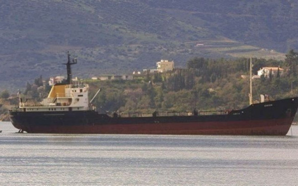 Αποκολλήθηκε φορτηγό πλοίο που είχε προσαράξει σε βραχώδη περιοχή της Τήλου