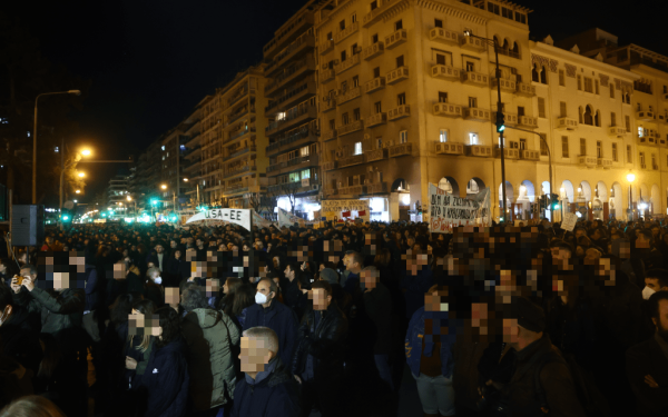 Θεσσαλονίκη: Ολοκληρώθηκε με επεισόδια η μεγάλη πορεία για τα Τέμπη - Χιλιάδες πολίτες στους δρόμους (φωτ. & βίντεο)