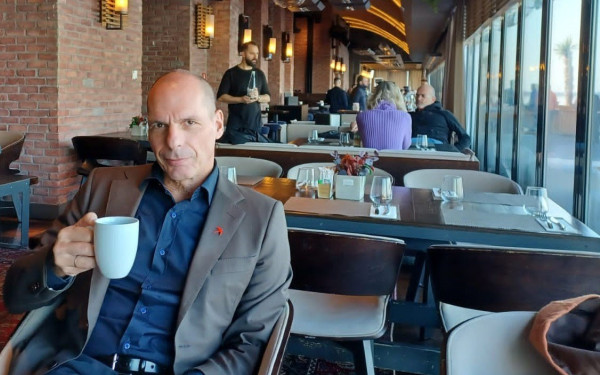 Πρωινός καφές με τον Γιάνη Βαρουφάκη