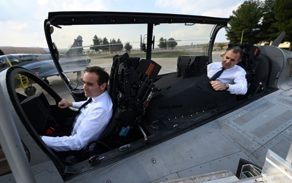 Μέσα σε Rafale οι υπουργοί Εθνικής Άμυνας Ελλάδας και Γαλλίας