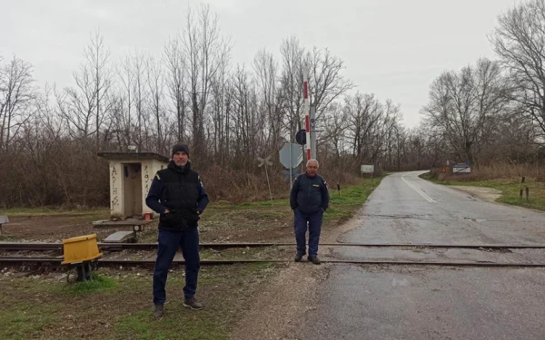 Σέρρες: Σεκιούριτι φυλάνε τη σιδηροδρομική διάβαση - «Δεν έχει σηματοδότη εδώ και μήνες» (βίντεο)