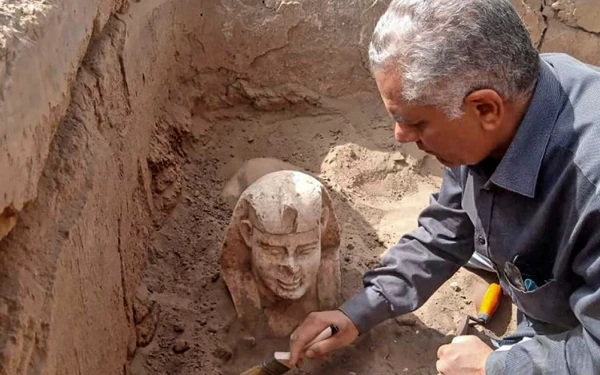 Αίγυπτος: Ανακαλύφθηκε χαμογελαστή «μίνι» Σφίγγα με... λακκάκια στα μάγουλα (φωτ.)