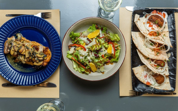 «Tα Φιλαράκια»: Το νέο μεζεδοπωλείο στην Ιωάννη Πασσαλίδη 138, που είναι εμπνευσμένο από την ομώνυμη σειρά