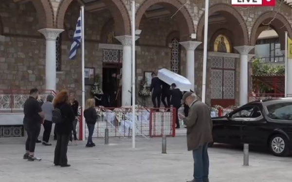 Τέμπη: Οδύνη και σπαραγμός στο τελευταίο αντίο στον 22χρονο Ντένις Ρούτση (βίντεο)