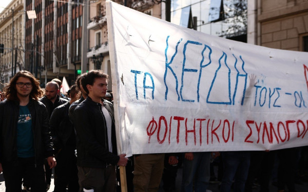 «Για τα παιδιά στα Τέμπη»: Συγκέντρωση μαθητών και φοιτητών στα Προπύλαια - Στα γραφεία της Hellenic Train η πορεία