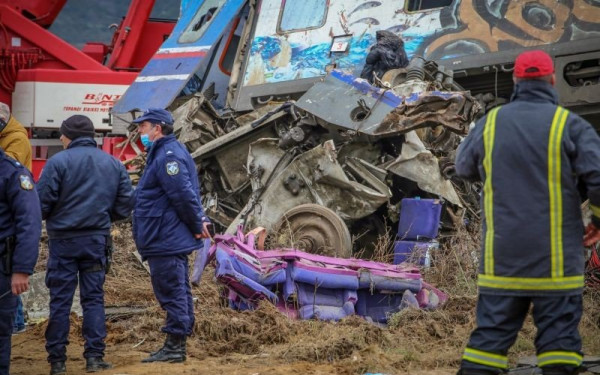 Τέμπη - Δραματικές ώρες στο σημείο της τραγωδίας: Ανασύρουν ανθρώπινα μέλη από τα συντρίμμια (βίντεο)