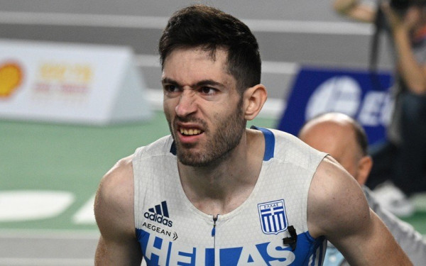 Ο Μίλτος Τεντόγλου παίζει μπουζούκι και αρνείται να κάνει διατροφή: «Αν το σώμα μου θέλει μπέργκερ, θα φάω μπέργκερ» (βίντεο)