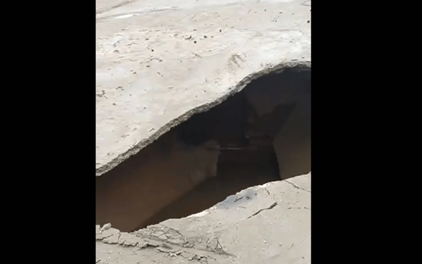 Πυλαία: Επικίνδυνη καθίζηση σε αυλή δημοτικού σχολείου - Δείτε βίντεο και φωτογραφίες