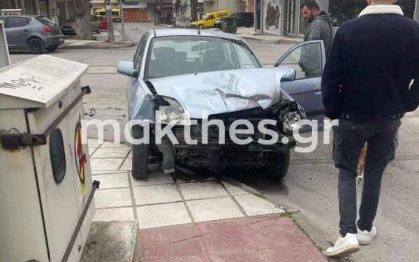 Σύγκρουση οχημάτων με δυο τραυματίες  στον Εύοσμο - «Περιμέναμε 45 λεπτά ασθενοφόρο και αστυνομία» (φωτ.)