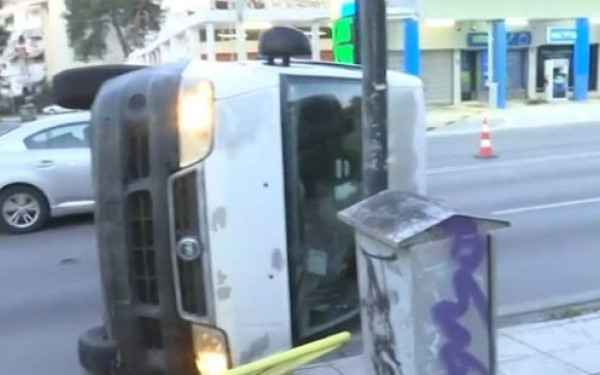 Τροχαίο ατύχημα στη Θεσσαλονίκη: Φορτηγάκι έπεσε πάνω σε στάση του ΟΑΣΘ και ανετράπη