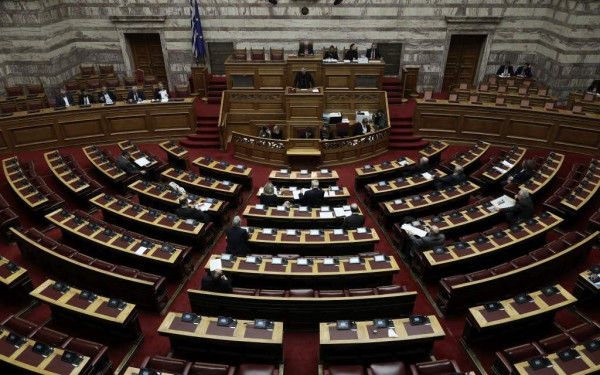 ΚΚΕ: Είναι ντροπή να γυρίζετε τη χώρα σε μαύρες εποχές - Απελευθερώστε τους προσαχθέντες