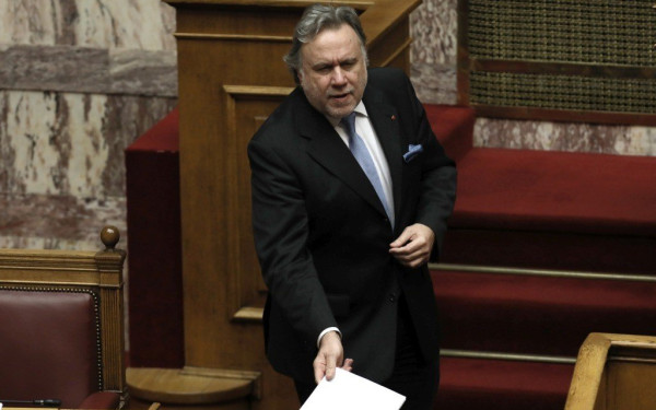 Το επίσημο κείμενο του συντάγματος της πΓΔΜ κατέθεσε στη Βουλή ο Γ. Κατρούγκαλος