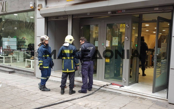 Θεσσαλονίκη: Άντρας απειλεί να βάλει φωτιά σε υποκατάστημα της τράπεζας Πειραιώς στην Αντιγονιδών (Φωτ.)
