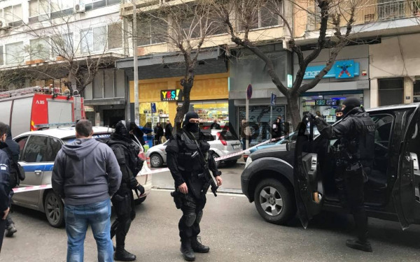 Θεσσαλονίκη: Παραδόθηκε ο άνδρας που απειλούσε να βάλει φωτιά σε υποκατάστημα της Πειραιώς στην Αντιγονιδών