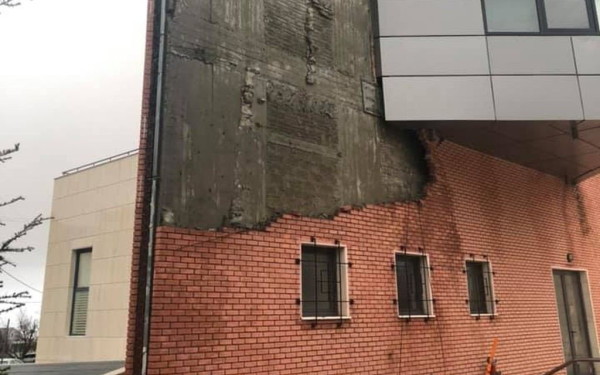 Κατέρρευσε η επένδυση τοίχου του δικαστικού μεγάρου Πολυγύρου