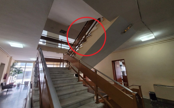 Σοκ στα δικαστήρια της Λάρισας: Νεαρός κρεμάστηκε με σκοινί για να αυτοκτονήσει (φωτ.)