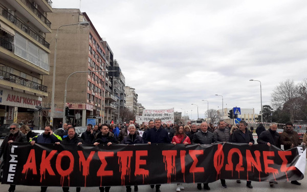 Θεσσαλονίκη: ΓΣΕΕ - ΑΔΕΔΥ έγιναν η φωνή των 57 θυμάτων στα Τέμπη σε μια μεγάλη ειρηνική πορεία (βίντεο, φωτ.)