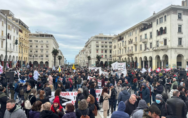 Θεσσαλονίκη: Άρχισε η μεγάλη συγκέντρωση στο Άγαλμα Βενιζέλου με συνθήματα για την τραγωδία των Τεμπών (φωτ.)
