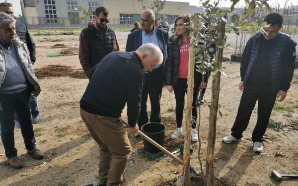 Δήμος Αμπελοκήπων-Μενεμένης: 97 δέντρα φυτεύθηκαν στο στρατόπεδο «Μέγας Αλέξανδρος» (φωτ.)
