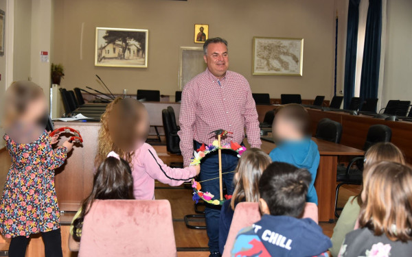 Χαλκιδική: Τα κάλαντα της άνοιξης από το 4ο Δημοτικό Σχολείο Ν. Μουδανιών (φωτ.)