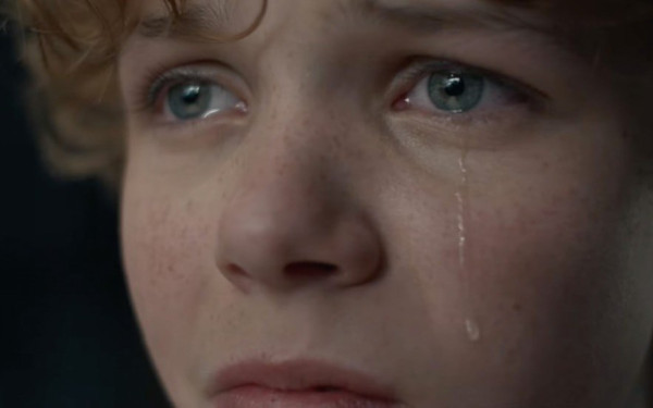 «Αγαπητέ Έντουαρντ»: Η σειρά που παραδίδει μαθήματα διαχείρισης του συλλογικού τραύματος από μία τραγωδία