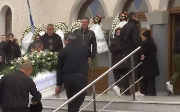 Έδεσσα: Το ύστατο χαίρε στον μηχανοδηγό Ν. Ναλμπάντη - Παρών και ο πατέρας του (βίντεο, φωτ.)