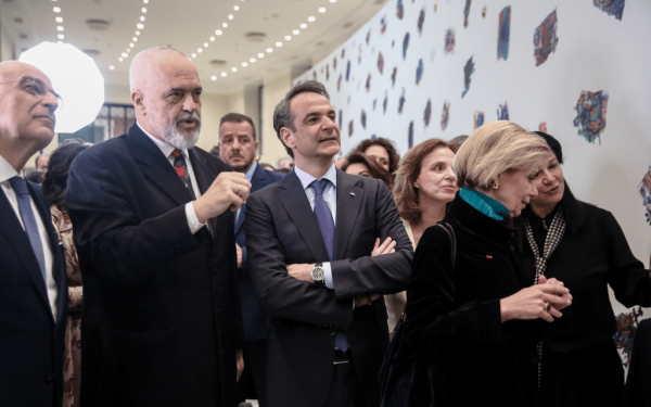 Μητσοτάκης και Δένδιας τίμησαν τον Έντι Ράμα: Παρέστησαν στα εγκαίνια των «Αυτοσχεδιασμών» του στο Ζάππειο (φωτ.)