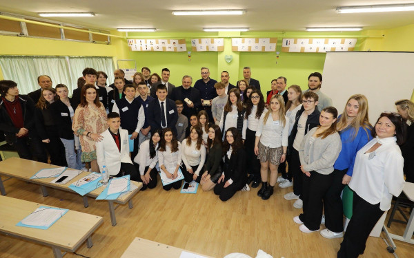 Μαθητές σχολείων από Ελλάδα, Γερμανία και Γαλλία συζήτησαν με τον αντιπρόεδρο της Ευρωπαϊκής Επιτροπής, και πολιτικούς (φωτ.)