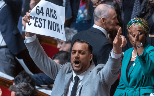 Τουλάχιστον 7 στους 10 Γάλλους αντιδρούν στην απόφαση Μακρόν να περάσει το συνταξιοδοτικό με Π.Δ.