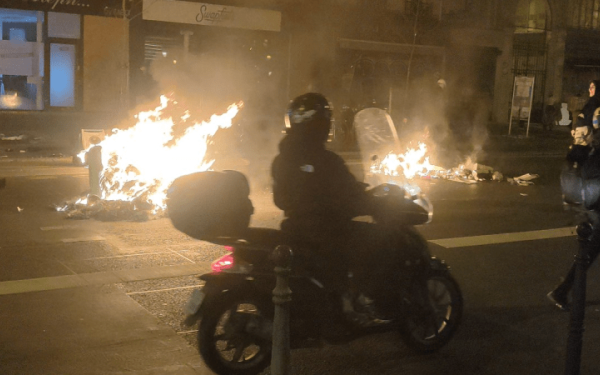 Η κυβέρνηση Μακρόν επέζησε στο... παρά πέντε από τις προτάσεις μομφής (βίντεο)