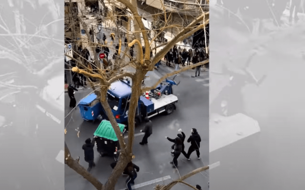 Ξεκίνησε έρευνα η αστυνομία για τον γερανό της που επιτάχυνε μέσα στους διαδηλωτές στην Αθήνα (βίντεο)