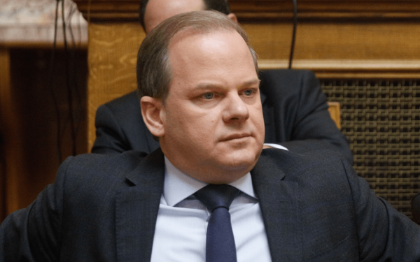 Ο Κ. Καραμανλής έριξε στον σταθμάρχη όλες τις ευθύνες για το έγκλημα στα Τέμπη