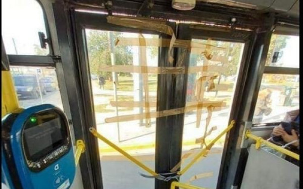 Αθήνα: Πόρτα λεωφορείου ξεκόλλησε εν κινήσει και τη συγκράτησαν με ταινία!