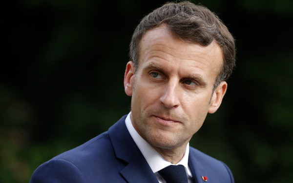 Υποχωρεί το ευρώ, πλήγμα στις γαλλικές μετοχές μετά την προκήρυξη πρόωρων εκλογών από τον Μακρόν