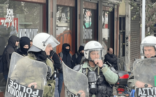 Μήνυμα του ΚΚΕ μετά τους κουκουλοφόρους που στέκονται πίσω από τα ΜΑΤ στη Θεσσαλονίκη (βίντεο)