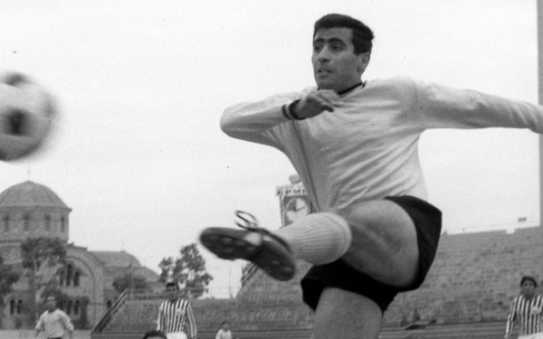 Ο Βασίλης Χατζηπαναγής αποχαιρετά τον Μίμη Παπαϊωάννου