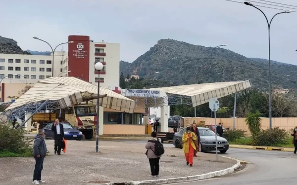 Απίστευτο κι όμως αληθινό: Φορτηγό γκρέμισε την πύλη εισόδου στο Νοσοκομείο Χανίων (φωτ.)