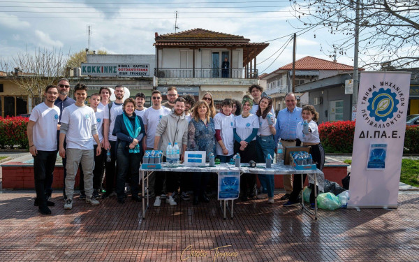 Πήγαν στην ανακύκλωση πλαστικά μπουκάλια και πήραν δώρο γυάλινα παγούρια