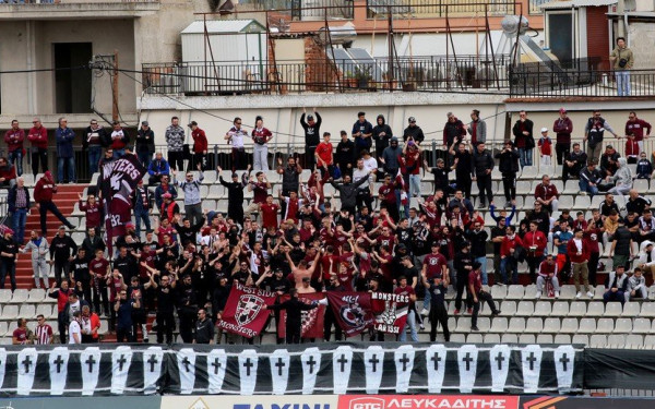 Λάρισα: Το ντέρμπι με την Καρδίτσα άργησε να ξεκινήσει λόγω ενός πανό για τα Τέμπη (φωτ.)