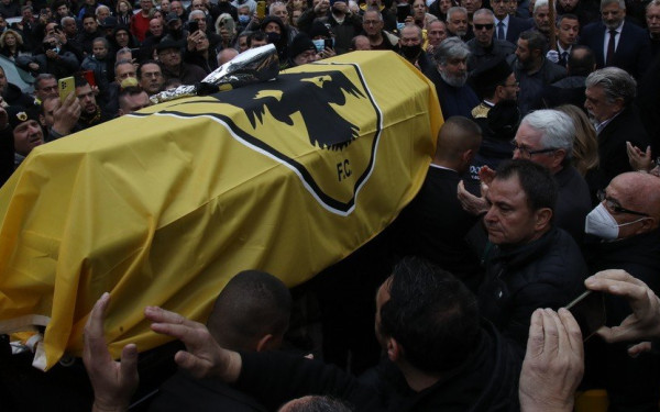 Συγκίνηση στο τελευταίο αντίο στον Μίμη Παπαϊωάννου (βίντεο, φωτ.)