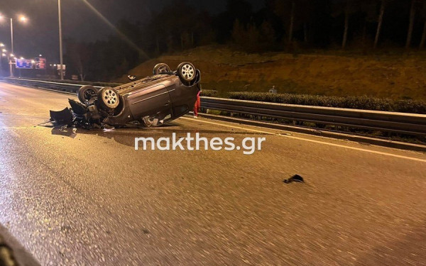 Θεσσαλονίκη: Γλίτωσε τα χειρότερα παρέα νεαρών στην περιφερειακή - Πως τούμπαρε το αυτοκίνητό τους (φωτ.)