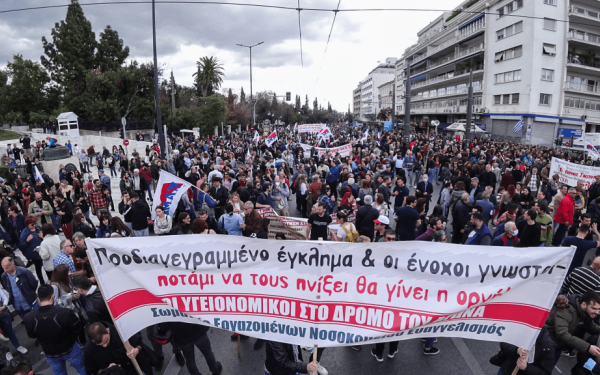 Πλήθος κόσμου στο Σύνταγμα για το έγκλημα στα Τέμπη (φωτ.)