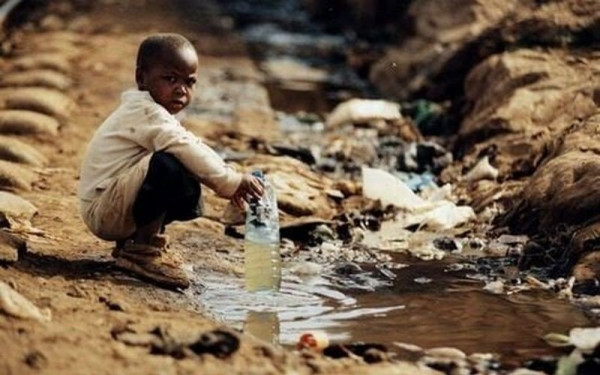 Unicef: Χίλια παιδιά πεθαίνουν κάθε μέρα σε όλο τον κόσμο επειδή ήπιαν μολυσμένο νερό