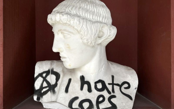 Εικόνες ντροπής στο ΕΜΠ - Βανδαλισμοί και συνθήματα πάνω σε γλυπτά και τοίχους (φωτ.)